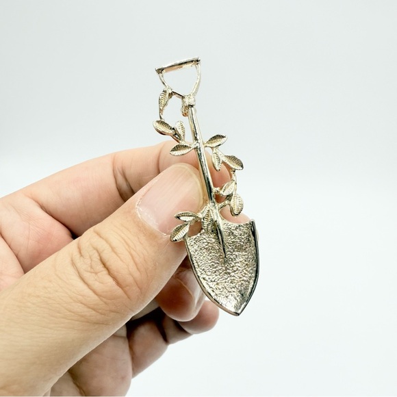 Vtg 1981 Sarah Coventry Gold Tone Gold Diggers Garden Shovel Award Brooch Pin - Picture 1 of 6